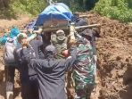 aparat-tni-bersama-warga-menandu-jenazah-melewati-jalan-rusak-di-kecamatan-seko-luwu-utara-1763704902533_169[1]